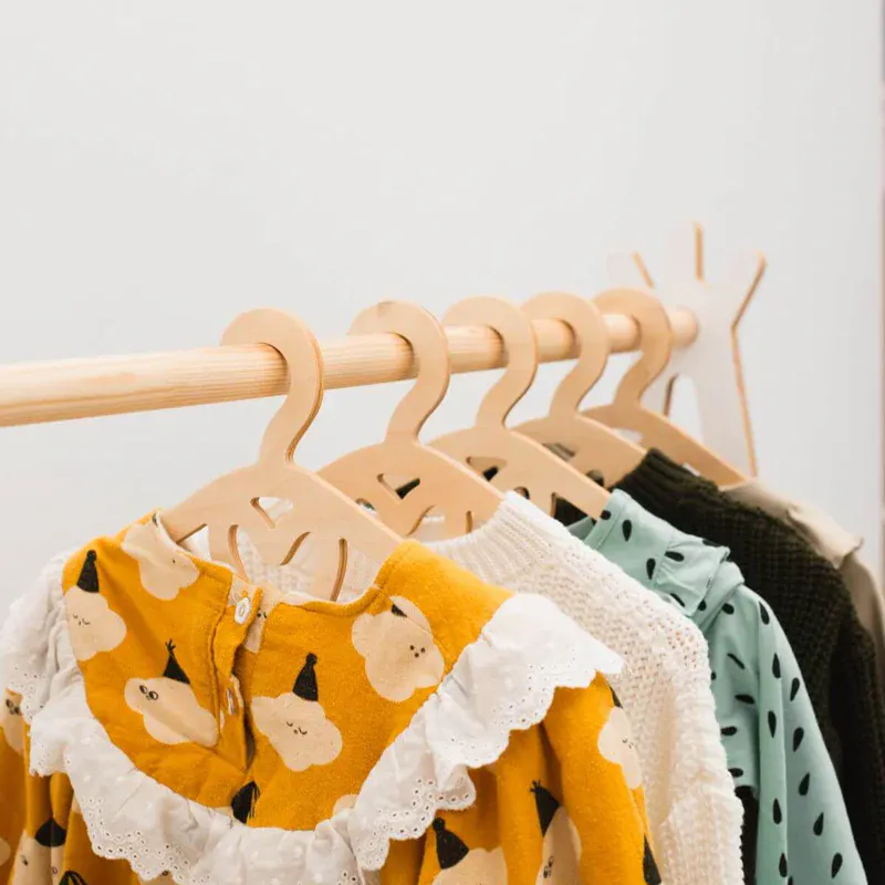 Barnekleshengere i Tre – Sett med 10 | Enjoy The Wood