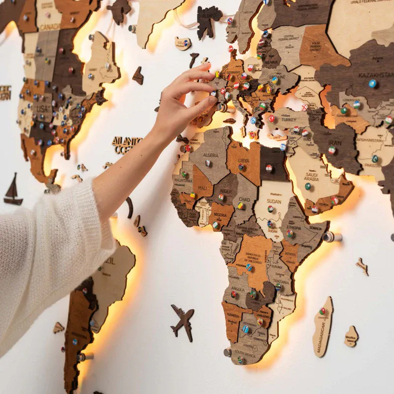 3D LED Verdenskart i Tre Multicolor – World Map 3.0 Enjoy The Wood